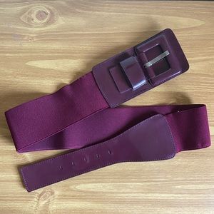 Chunky, stretchy belt in a purple color